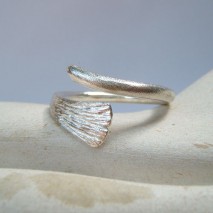 Smeedring blad zilver ruw bewerkt